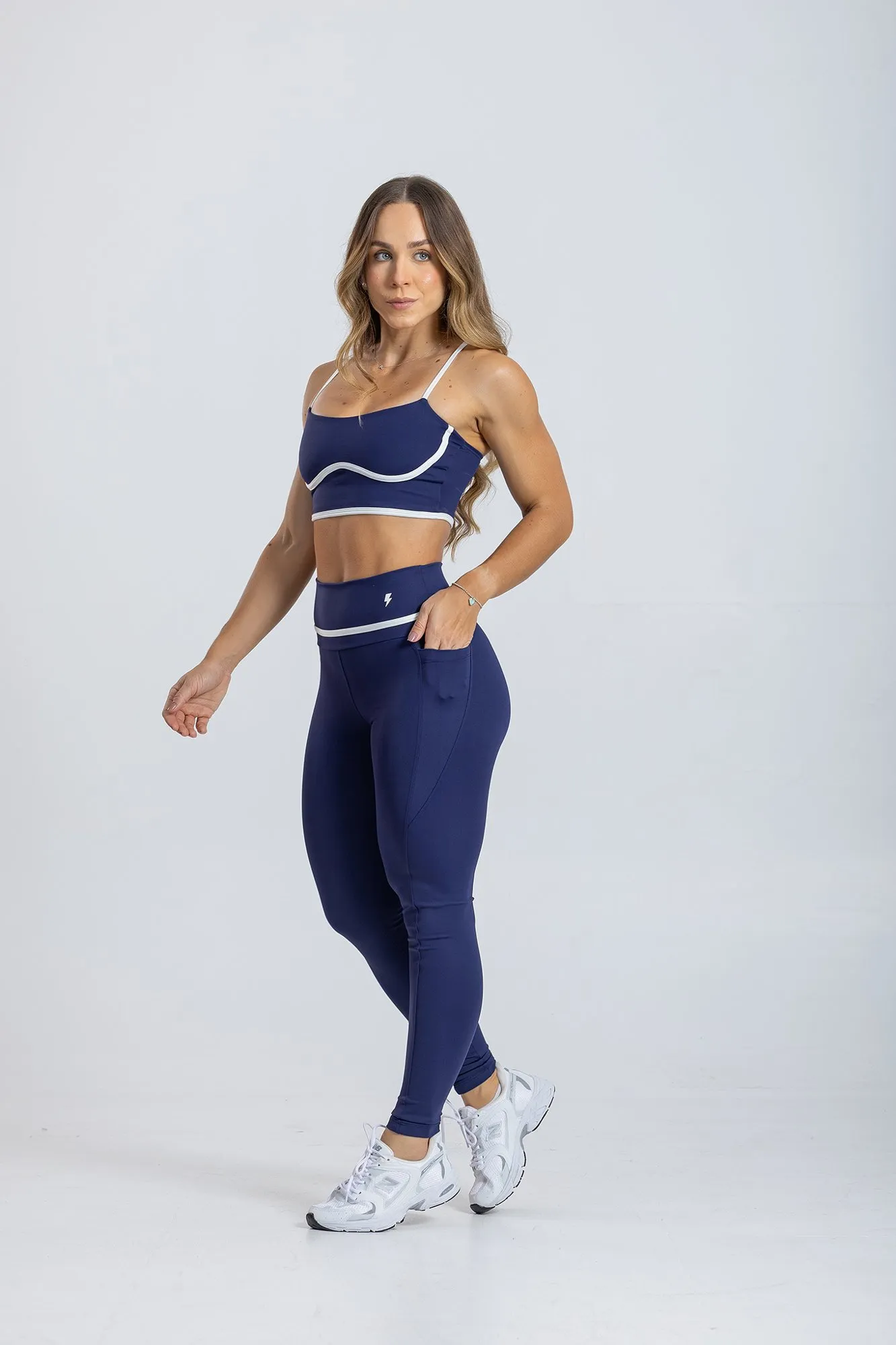 Modelo com conjunto fitness azul de top e legging